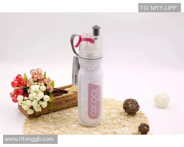 足球明星喷雾水杯助力运动爱好者畅享清凉体验与健康生活